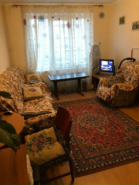 Фото: Ищем соседку в 4-комн. квартиру на м. Первомайская (5 минут пешком). Комната проходная. Диван, телевизор, вместительный шкаф. Бытовая техника вся есть. 11500руб.+депозит<br>Можно звонить, писать в Вотсап/Вайбер. <br>Тел:89851776623 Александра
