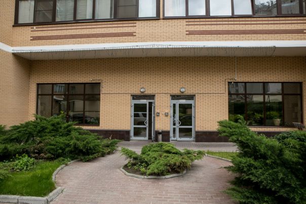 Сдается квартира! Москва, Климентовский пер 2. В 5 минутах пешком от метро Новокузнецкая и Третьяковская. Двухкомнатная квартира студия в ж/к Купеческая Усадьба. Элитный дом. 70/35/13 кв.м. 5/12. Квартира от собственника. Круглосуточная охрана и видеонаблюдение, огороженная территория, место в подземном паркинге. Квартира студийного плана. Дизайнерский ремонт. Лоджия. Кухня объединена с гостиной, спальня изолирована. 2 гардеробных, вся бытовая техника, центральный кондиционер, бойлер, цифровое ТВ, Интернет, огромная лоджия с двумя выходами, теплые полы. Во дворе парковочное место. Развитая инфраструктура. Оперативный показ в любое время. 140 тыс/мес.<br>Все условия обсуждаются. Все вопросы в лс: - фото Фото: Сдается квартира! Москва, Климентовский пер 2. В 5 минутах пешком от метро Новокузнецкая и Третьяковская. Двухкомнатная квартира студия в ж/к Купеческая Усадьба. Элитный дом. 70/35/13 кв.м. 5/12. Квартира от собственника. Круглосуточная охрана и видеонаблюдение, огороженная территория, место в подземном паркинге. Квартира студийного плана. Дизайнерский ремонт. Лоджия. Кухня объединена с гостиной, спальня изолирована. 2 гардеробных, вся бытовая техника, центральный кондиционер, бойлер, цифровое ТВ, Интернет, огромная лоджия с двумя выходами, теплые полы. Во дворе парковочное место. Развитая инфраструктура. Оперативный показ в любое время. 140 тыс/мес.<br>Все условия обсуждаются. Все вопросы в лс: