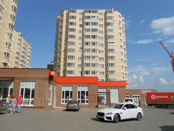 СДАЮ КВАРТИРУ. Я СОБСТВЕННИК!!! <br> <br>Сдаётся квартира в Истринском районе - 35 минут на электричке от метро Тушинская. Тихий район, свежий воздух, замечательная природа <br>2 изолированные комнаты и большой зал, совмещенный с кухней <br>В квартире есть всё необходимое для жизни: мебель, стиральная машина, холодильник. <br>Много спальных мест, тепло и уютно ))) Ночью - тишина и покой <br>В доме магазин Дикси, аптека, зоомагазин, магазин канцтоваров. В ЖК много продуктовых магазинов, большой детский садик, рядом есть санаторий, в котором можно найти всё, что угодно (рестораны, кафе, фитнес, спа, бассейн и т.д.) Идеальный вариант для семьи с детьми, для тех, кто работает в ближайшем Подмосковье северо-запада или на северо-западе Москвы. <br>Оплата 20000 руб. + полная КУ (около 3500 руб.) + интернет 700 руб. в месяц. Залог за последний месяц разбивается на 2-3 месяца. НИКАКОЙ КОМИССИИ!!!!))))) <br>Можно с животными, можно с детьми <br>Сдаю надолго. По всем вопросам пишите в личку <br> <br>АГЕНТОВ ОЧЕНЬ ПРОШУ НЕ БЕСПОКОИТЬ!!! - фото Фото: СДАЮ КВАРТИРУ. Я СОБСТВЕННИК!!! <br> <br>Сдаётся квартира в Истринском районе - 35 минут на электричке от метро Тушинская. Тихий район, свежий воздух, замечательная природа <br>2 изолированные комнаты и большой зал, совмещенный с кухней <br>В квартире есть всё необходимое для жизни: мебель, стиральная машина, холодильник. <br>Много спальных мест, тепло и уютно ))) Ночью - тишина и покой <br>В доме магазин Дикси, аптека, зоомагазин, магазин канцтоваров. В ЖК много продуктовых магазинов, большой детский садик, рядом есть санаторий, в котором можно найти всё, что угодно (рестораны, кафе, фитнес, спа, бассейн и т.д.) Идеальный вариант для семьи с детьми, для тех, кто работает в ближайшем Подмосковье северо-запада или на северо-западе Москвы. <br>Оплата 20000 руб. + полная КУ (около 3500 руб.) + интернет 700 руб. в месяц. Залог за последний месяц разбивается на 2-3 месяца. НИКАКОЙ КОМИССИИ!!!!))))) <br>Можно с животными, можно с детьми <br>Сдаю надолго. По всем вопросам пишите в личку <br> <br>АГЕНТОВ ОЧЕНЬ ПРОШУ НЕ БЕСПОКОИТЬ!!!