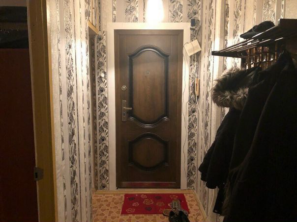 Фото: Сдаю комнату в 2-ух комнатной квартире, в соседней комнате живу я со своей девушкой.<br>Мы ищем молодую семейную пару или 2-ух молодых девушек без детей и дом.животных (строго славяни) <br>Квартира находиться в шаговой доступности от метро. Выхино <br>(18000)В стоимость входит коммунальные услуги и интернет !<br>Без депозита и без комиссии .<br>Просьба Агентам не беспокоить