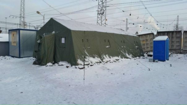 На Коломяжском заработал дом ночного пребывания и пункт обогрева для бездомных<br><br>Смольный сообщает о том, что в Санкт-Петербурге во время похолодания в особом режиме работают дома ночного пребывания и палатки обогрева.<br><br>Пресс-служба Комитета по социальной политике Северной столицы информирует о том, что с наступлением холодов дома ночного пребывания и отделения социальной помощи бездомным работают в особом режиме.<br><br>Петербургские бездомные смогут переночевать в 13 домах ночного пребывания (ДНП) на базе комплексных центров социального обслуживания населения. Дома рассчитаны на 290 человек.<br><br>В помещениях ДНП открыты пункты обогрева, в которых нуждающиеся смогут получить набор горячего питания для ускоренного согревания и, при необходимости, первичную доврачебную медицинскую помощь.<br><br>Также работают палатки обогрева, каждая из которых рассчитана на 50 мест:<br>- в Василеостровском районе Петербурга за Галерной гаванью;<br>- в Калининском районе города на Неве на Минеральной улице у дома № 10-12;<br>- в Приморском районе на Коломяжском проспекте у здания № 6;<br>- во Фрунзенском районе на проспекте Девятого января у дома № 8.<br><br>В центре осуществляет работу горячая телефонная линия (телефон доверия). По рабочим дням по телефону: 767 0380 любой обратившийся гражданин или организация могут получить информацию об услугах, предоставляемых в Северной столице бездомным гражданам, учреждениях, занимающихся вопросами бездомности, правовую информацию и консультационные услуги. <br><br>Источник: - фото Фото: На Коломяжском заработал дом ночного пребывания и пункт обогрева для бездомных<br><br>Смольный сообщает о том, что в Санкт-Петербурге во время похолодания в особом режиме работают дома ночного пребывания и палатки обогрева.<br><br>Пресс-служба Комитета по социальной политике Северной столицы информирует о том, что с наступлением холодов дома ночного пребывания и отделения социальной помощи бездомным работают в особом режиме.<br><br>Петербургские бездомные смогут переночевать в 13 домах ночного пребывания (ДНП) на базе комплексных центров социального обслуживания населения. Дома рассчитаны на 290 человек.<br><br>В помещениях ДНП открыты пункты обогрева, в которых нуждающиеся смогут получить набор горячего питания для ускоренного согревания и, при необходимости, первичную доврачебную медицинскую помощь.<br><br>Также работают палатки обогрева, каждая из которых рассчитана на 50 мест:<br>- в Василеостровском районе Петербурга за Галерной гаванью;<br>- в Калининском районе города на Неве на Минеральной улице у дома № 10-12;<br>- в Приморском районе на Коломяжском проспекте у здания № 6;<br>- во Фрунзенском районе на проспекте Девятого января у дома № 8.<br><br>В центре осуществляет работу горячая телефонная линия (телефон доверия). По рабочим дням по телефону: 767 0380 любой обратившийся гражданин или организация могут получить информацию об услугах, предоставляемых в Северной столице бездомным гражданам, учреждениях, занимающихся вопросами бездомности, правовую информацию и консультационные услуги. <br><br>Источник: