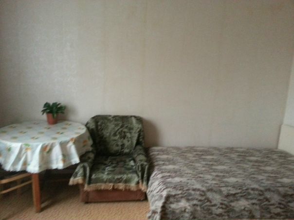 Фото: Сдается комната в 2-комнатной квартире, в соседней комнате проживаю я. <br>10 мин пешком от м. Алтуфьево. <br>Квартира большая, светлая, уютная, вся необходимая для проживания мебель/техника имеется. <br>Хочется видеть адекватную, спокойную, работающую девушку 22-45 лет, уважающую личное пространство. <br>В квартире не курим, пьянок гулянок не устраиваем. Удобный район: рядом два парка, магазины. В комнате отдельное спальное место (кровать), шкаф, телевизор. <br>Оплата - 15000 в мес + коммунальные услуги.<br> Архипова