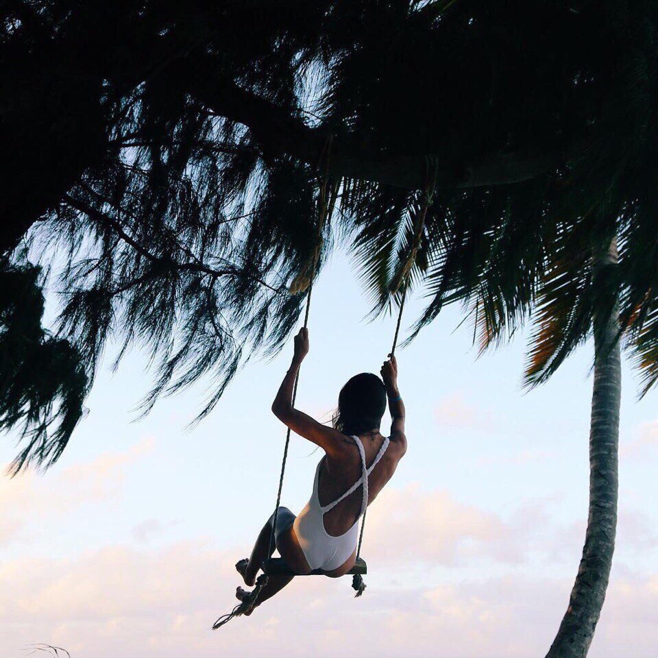 Девушка на качелях со спины картинки