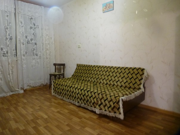 Фото: Сдам комнату 16м2 в трехкомнатной квартире в 7 мин. ходьбы от м. ул. Академика Янгеля. Квартира чистая, уютная, теплая. Окна - стеклопакет, вся бытовая техника в наличии. Район экологически чистый, парк под окнами в 100 м. Рядом торговый центр, магазины, дешевый овощной рынок, вся инфраструктура. В одной комнате живу я, в другой молодой человек. Все без вп, уважаем чужое личное пространство. В комнате кровать, шкафы, стол, тумбочка, кресло, стулья. Также в этой комнате балкон, спортивный турник и кондиционер. Ищу девушку или молодого человека без вредных привычек. Строго одного человека. 19 000 р Без доплат, в квартплату входят ЖКУ и интернет.<br>89774091015<br>89154020536
