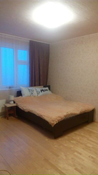 Сдается комната 16 кв.м. в 3х комнатной квартире. <br>От метро Рязанский проспект 10 мин пешком спокойным шагом. Не агентство. Без комиссий и платежей за ком. услуги.<br>Комната светлая и уютная. Заезд с 10.02.18 <br>Проживание без хозяев и он вообще не тревожит. Заключается официальный договор - Это на себя берет хозяин квартиры.<br>Стоимость 18 000р. + депозить 16 700. Но, мы договорились не платить за коммунальные услуги. <br>В среднем коммуналка 1500-1600 на человека, так можно считать, что твоя комната стоит 16500 + ком.у. только можно принимать ванну сколько душе угодно. Кстати ванна - новая.<br>За электричество наперед проплачено больше 5000р., а расход у нас каким то чудом 100р/мес., так что и про это можно забыть.<br>Соседи по подъезду и этажу приятные и адекватные.<br>Конечно же есть wi-fi, стиральная машина, пылесос, гладильная доска, утюг и мультиварка.<br>Ремонт, мебель и техника все относительно новое, не бабушкин вариант.<br>В твоей комнате большой шкаф, большая двуспальная кровать и комод-все икея, шторы с тюлью и если надо 2 одеяла из овечьей шерсти и 2 подушки. <br>Скоро лето так что, кондиционер в твоей комнате, тебя тоже порадует.<br>Бонусом большая кухня 15 кв.м с новым гарнитуром, плитой, холодильником, с большим ЖК телевизором и диваном с которого приятно и удобно его смотреть.<br>Перед комнатами просторный коридор с дополнительно большим шкафом, сушкой для белья и гладильной доской с утюгом.<br>В соседних комнатах я и в другой девушка. Спокойные, работаем, уважаем друг друга и пространство друг друга. <br>Когда есть силы и время смотрим вместе кино, ужинаем с бокалом вина, общаемся, ходим на различные интересные мероприятия. Но это если захочешь)<br>Рассматривам и парней и девушек, главное, чтобы было приятно жить и чтобы ты мог или могла вовремя платить.<br>Пиши, спрашивай)<br> Новиков - фото Фото: Сдается комната 16 кв.м. в 3х комнатной квартире. <br>От метро Рязанский проспект 10 мин пешком спокойным шагом. Не агентство. Без комиссий и платежей за ком. услуги.<br>Комната светлая и уютная. Заезд с 10.02.18 <br>Проживание без хозяев и он вообще не тревожит. Заключается официальный договор - Это на себя берет хозяин квартиры.<br>Стоимость 18 000р. + депозить 16 700. Но, мы договорились не платить за коммунальные услуги. <br>В среднем коммуналка 1500-1600 на человека, так можно считать, что твоя комната стоит 16500 + ком.у. только можно принимать ванну сколько душе угодно. Кстати ванна - новая.<br>За электричество наперед проплачено больше 5000р., а расход у нас каким то чудом 100р/мес., так что и про это можно забыть.<br>Соседи по подъезду и этажу приятные и адекватные.<br>Конечно же есть wi-fi, стиральная машина, пылесос, гладильная доска, утюг и мультиварка.<br>Ремонт, мебель и техника все относительно новое, не бабушкин вариант.<br>В твоей комнате большой шкаф, большая двуспальная кровать и комод-все икея, шторы с тюлью и если надо 2 одеяла из овечьей шерсти и 2 подушки. <br>Скоро лето так что, кондиционер в твоей комнате, тебя тоже порадует.<br>Бонусом большая кухня 15 кв.м с новым гарнитуром, плитой, холодильником, с большим ЖК телевизором и диваном с которого приятно и удобно его смотреть.<br>Перед комнатами просторный коридор с дополнительно большим шкафом, сушкой для белья и гладильной доской с утюгом.<br>В соседних комнатах я и в другой девушка. Спокойные, работаем, уважаем друг друга и пространство друг друга. <br>Когда есть силы и время смотрим вместе кино, ужинаем с бокалом вина, общаемся, ходим на различные интересные мероприятия. Но это если захочешь)<br>Рассматривам и парней и девушек, главное, чтобы было приятно жить и чтобы ты мог или могла вовремя платить.<br>Пиши, спрашивай)<br> Новиков