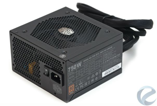 Блок питания Cooler Master MasterWatt 750 - это вполне достойный блок питания, который обладает сертификатом 80 PLUS Bronze, частично модульными кабелями, современной схемотехникой с DC-DC преобразователем во вторичной цепи. У него хорошие показатели стабилизации напряжений, достаточный набор коннекторов и качественное исполнение.