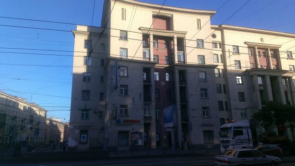 НЕ АГЕНТСТВО. <br>С 10 ноября 2017 года сдается комната 17 кв. м. от собственников на длительный срок <br>у м. Ломоносовская (5 минут пешком от метро). <br>Сдается по договору найма, одному человеку, (русскому или славянской национальности) без вредных привычек. <br>В квартире тихо, спокойно, проживают только собственники . <br>Все соседи - порядочные семейные люди без вредных привычек. <br>В квартире и в комнате не курят! <br>Комната просторная, светлая и уютная с двумя большими окнами в тихой, <br>чистой 4-к. квартире в сталинском доме в 5 минутах ходьбы от метро. <br>В комнате сделан евро-ремонт, установлены стеклопакеты. <br>Мебель вся новая, в хорошем состоянии: диван, кресло-кровать, большой шкаф, большой стол , комод, стулья, холодильник, журнальный столик, телевизор, микроволновка, стиральная машина, WI-FI. <br>Комната идеально подойдет для длительного проживания. <br>Возможно оформить временную регистрацию. <br>Стоимость найма – 12000 мес. + коммунальные платежи (примерно 2000) <br>Залог 12000 - Возвращается после окончания договора найма. - фото Фото: НЕ АГЕНТСТВО. <br>С 10 ноября 2017 года сдается комната 17 кв. м. от собственников на длительный срок <br>у м. Ломоносовская (5 минут пешком от метро). <br>Сдается по договору найма, одному человеку, (русскому или славянской национальности) без вредных привычек. <br>В квартире тихо, спокойно, проживают только собственники . <br>Все соседи - порядочные семейные люди без вредных привычек. <br>В квартире и в комнате не курят! <br>Комната просторная, светлая и уютная с двумя большими окнами в тихой, <br>чистой 4-к. квартире в сталинском доме в 5 минутах ходьбы от метро. <br>В комнате сделан евро-ремонт, установлены стеклопакеты. <br>Мебель вся новая, в хорошем состоянии: диван, кресло-кровать, большой шкаф, большой стол , комод, стулья, холодильник, журнальный столик, телевизор, микроволновка, стиральная машина, WI-FI. <br>Комната идеально подойдет для длительного проживания. <br>Возможно оформить временную регистрацию. <br>Стоимость найма – 12000 мес. + коммунальные платежи (примерно 2000) <br>Залог 12000 - Возвращается после окончания договора найма.