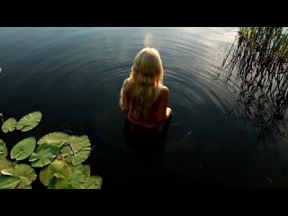 Красивая эротика на природе красивая блондинка