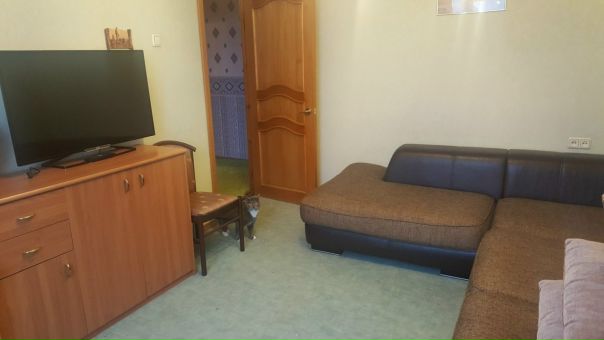 Внимание! Москва. Ищу двух соседок в свою очаровательную съемную трёшку (метро Молодежная). <br>Мальчики, увы, вас люблю, но в данном случае не рассматриваю. Заезжать можно хоть сейчас. 1 комната - 20 кв.м. Вторая - 16 кв.м. <br>В квартире есть всё, что нужно для нормальной жизни (большая кухня, стиральная машина, пылесос, кот). <br>От метро 12 минут пешком, либо 3 минуты на автобусе, который останавливается прямо возле дома. Есть большой торговый центр и Ашан. <br>Один существенный момент. Я без ума от животных, но поскольку в доме уже есть один кот, животных больше не можем себе позволить. Сожалею. <br>Цена аренды одной комнаты 18 300 + счетчики<br>Все подробности в личку:<br> Волкова - фото Фото: Внимание! Москва. Ищу двух соседок в свою очаровательную съемную трёшку (метро Молодежная). <br>Мальчики, увы, вас люблю, но в данном случае не рассматриваю. Заезжать можно хоть сейчас. 1 комната - 20 кв.м. Вторая - 16 кв.м. <br>В квартире есть всё, что нужно для нормальной жизни (большая кухня, стиральная машина, пылесос, кот). <br>От метро 12 минут пешком, либо 3 минуты на автобусе, который останавливается прямо возле дома. Есть большой торговый центр и Ашан. <br>Один существенный момент. Я без ума от животных, но поскольку в доме уже есть один кот, животных больше не можем себе позволить. Сожалею. <br>Цена аренды одной комнаты 18 300 + счетчики<br>Все подробности в личку:<br> Волкова
