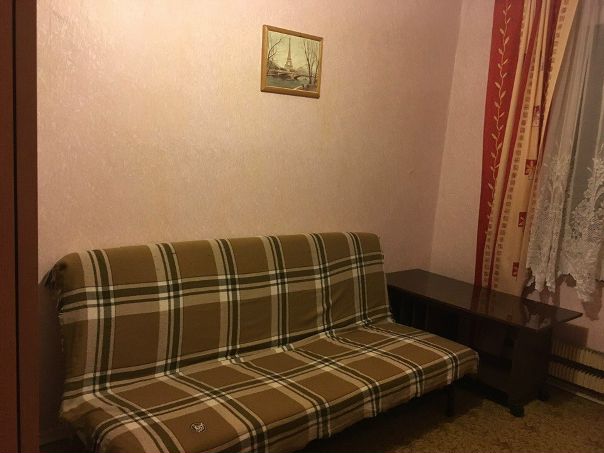 Только для одной девушки сдаётся изолированная комната в 2к квартире в районе<br>м.Царицыно/Пражская (до 15 мин транспортом). В соседней комнате живёт девушка - я.<br>Оплата 15000р в месяц + свет и вода по счётчикам (около 500р обычно).<br>Нет депозитов/залогов/комиссий.<br>Парням, парам - извините, нет.<br>В квартире имеется холодильник, микроволновка, стиральная машинка, газовая плита с духовкой. Работает wifi.<br>В районе есть необходимая инфраструктура: продуктовые магазины, поликлиника, Сбербанк, фитнес клубы, пиццерия, кинотеатр, боулинг...<br>Комната свободна и готова к заселению.<br>У меня есть домашний питомец 3-х лет. Одно обязательное требование - любить котика!)<br>Пишите в лс, познакомимся, расскажу подробности, скину фото.<br> Тарасова - фото Фото: Только для одной девушки сдаётся изолированная комната в 2к квартире в районе<br>м.Царицыно/Пражская (до 15 мин транспортом). В соседней комнате живёт девушка - я.<br>Оплата 15000р в месяц + свет и вода по счётчикам (около 500р обычно).<br>Нет депозитов/залогов/комиссий.<br>Парням, парам - извините, нет.<br>В квартире имеется холодильник, микроволновка, стиральная машинка, газовая плита с духовкой. Работает wifi.<br>В районе есть необходимая инфраструктура: продуктовые магазины, поликлиника, Сбербанк, фитнес клубы, пиццерия, кинотеатр, боулинг...<br>Комната свободна и готова к заселению.<br>У меня есть домашний питомец 3-х лет. Одно обязательное требование - любить котика!)<br>Пишите в лс, познакомимся, расскажу подробности, скину фото.<br> Тарасова