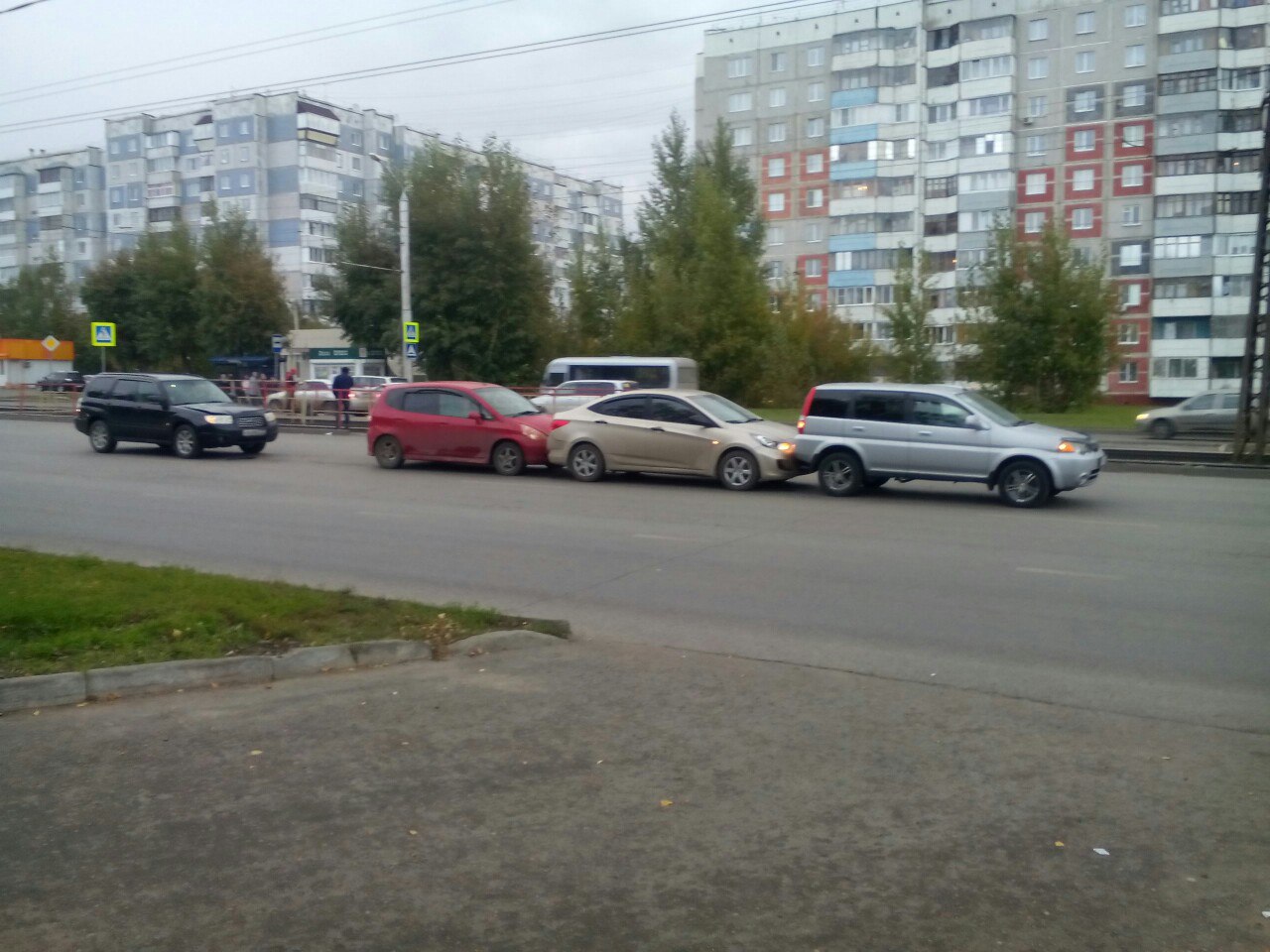 Появились фото ДТП в Барнауле, где столкнулись четыре автомобиля Появились фото ДТП в Барнауле, где столкнулись четыре автомобиля