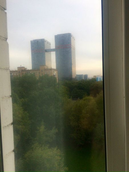Фото: Район Аэропорт. Для чистоплотной и платежеспособной девушки старше 25 лет сдается запроходная комната в 2х комнатной квартире 8/9 этаж тёплого кирпичного дома. Сдаётся впервые после косметического ремонта. Есть вся необходимая мебель и техника. Проживание с работающей молодой женщиной 32 лет. Станция метро Аэропорт в пешей доступности 4 минуты. Престижный район, интеллигентные соседи, закрытый въезд во двор. <br>Цена 23 тыс.руб.+ электроэнергия и интернет.<br> Пальгуева