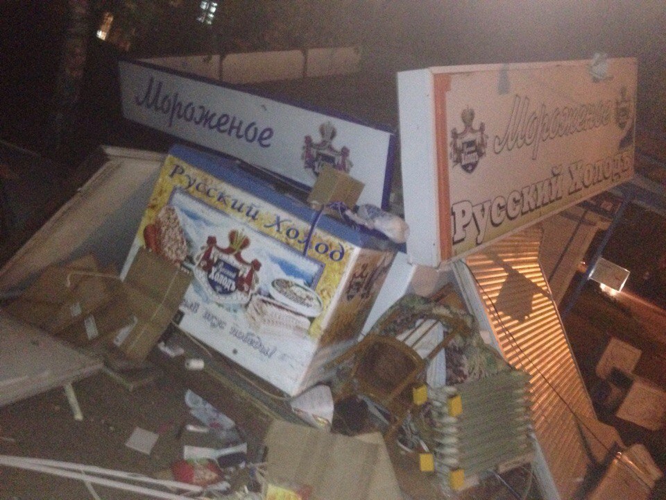 Появились фото ДТП в Барнауле, где иномарка протаранила киоск с мороженым Появились фото ДТП в Барнауле, где иномарка протаранила киоск с мороженым