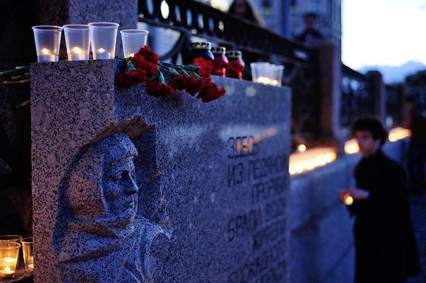 Сегодня петербуржцы зажгут сотни свечей в честь 75-летия прорыва блокады Ленинграда <br><br>В честь 75-летия прорыва блокады Ленинграда горожане зажгут сотни свечей на набережной у мемориала «Блокадная полынья» на Фонтанке, ветераны расскажут про жизнь в осажденном городе. <br><br>Акция пройдёт под звуки музыки русского композитора Дмитрия Шостаковича. Начало акции – в 17:00. Место встречи – у спуска набережной Фонтанки, напротив дома №21. Принять участие в акции может любой желающий. - фото Фото: Сегодня петербуржцы зажгут сотни свечей в честь 75-летия прорыва блокады Ленинграда <br><br>В честь 75-летия прорыва блокады Ленинграда горожане зажгут сотни свечей на набережной у мемориала «Блокадная полынья» на Фонтанке, ветераны расскажут про жизнь в осажденном городе. <br><br>Акция пройдёт под звуки музыки русского композитора Дмитрия Шостаковича. Начало акции – в 17:00. Место встречи – у спуска набережной Фонтанки, напротив дома №21. Принять участие в акции может любой желающий.