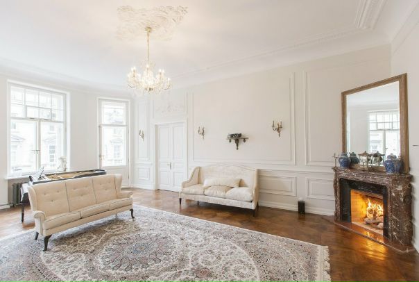 г. Санкт-Петербург<br><br>Продается 6ккв в доме Бенуа.<br><br>Каменноостровский пр., 26<br><br>Предлагается к продаже в Петроградском районе респектабельная квартира, в знаменитом Доме Бенуа (памятник истории и культуры). Доходный дом построен в стиле неоклассицизма как самый большой и благоустроенный жилой комплекс в Санкт-Петербурге. В этом доме жили актеры, ученые, политические деятели, в нем композитором Д.Д.Шостаковичем были написаны первые три части его Седьмой (Ленинградской) симфонии. <br><br>В квартире произведен дорогостоящий ремонт в классическом стиле с использованием природных материалов, удовлетворяющий вкус самых изысканный покупателей. Дорогостоящая мебель, ковры, обои ручной работы, отреставрированы окна, двери, паркет, действующие камины, сохраненные с эпохи Николая II. Сделана автономная котельная, приточно-вытяжная вентиляция. <br>Два входа в квартиру (парадный и черный), широкая истинно петербургская лестница в парадной, установлен лифт, перекрытия дома железо-бетонные, в 2012 году выполнен капитальный ремонт квартиры с заменой всех коммуникаций, систем отопления и вентиляции. Круглосуточная служба охраны здания и парковки с видеонаблюдением, два парковочных места на охраняемой во дворе парковке.<br>• Площадь квартиры – 256 м2; <br>• Шесть просторных комнат, два санузла, дополнительные помещения с системами хранения; <br>• Изысканный интерьер в классическом стиле, материалы премиум-класса; <br>• Обои ручной работы, отреставрированный паркет, двери; <br>• Действующие камины, сохраненные со времен эпохи Николая II; <br>• Два входа в квартиру – парадный и черный; <br>• Полностью заменены системы коммуникации; <br>• Здание круглосуточно охраняется, ведется видеомониторинг; <br>• В доме жили известные деятели искусств, в том числе Дмитрий Шостакович и Михаил Чехов, политические и военные деятели.<br><br>Прямая продажа, собственность более 3х лет.<br>75 500 000 руб. - фото Фото: г. Санкт-Петербург<br><br>Продается 6ккв в доме Бенуа.<br><br>Каменноостровский пр., 26<br><br>Предлагается к продаже в Петроградском районе респектабельная квартира, в знаменитом Доме Бенуа (памятник истории и культуры). Доходный дом построен в стиле неоклассицизма как самый большой и благоустроенный жилой комплекс в Санкт-Петербурге. В этом доме жили актеры, ученые, политические деятели, в нем композитором Д.Д.Шостаковичем были написаны первые три части его Седьмой (Ленинградской) симфонии. <br><br>В квартире произведен дорогостоящий ремонт в классическом стиле с использованием природных материалов, удовлетворяющий вкус самых изысканный покупателей. Дорогостоящая мебель, ковры, обои ручной работы, отреставрированы окна, двери, паркет, действующие камины, сохраненные с эпохи Николая II. Сделана автономная котельная, приточно-вытяжная вентиляция. <br>Два входа в квартиру (парадный и черный), широкая истинно петербургская лестница в парадной, установлен лифт, перекрытия дома железо-бетонные, в 2012 году выполнен капитальный ремонт квартиры с заменой всех коммуникаций, систем отопления и вентиляции. Круглосуточная служба охраны здания и парковки с видеонаблюдением, два парковочных места на охраняемой во дворе парковке.<br>• Площадь квартиры – 256 м2; <br>• Шесть просторных комнат, два санузла, дополнительные помещения с системами хранения; <br>• Изысканный интерьер в классическом стиле, материалы премиум-класса; <br>• Обои ручной работы, отреставрированный паркет, двери; <br>• Действующие камины, сохраненные со времен эпохи Николая II; <br>• Два входа в квартиру – парадный и черный; <br>• Полностью заменены системы коммуникации; <br>• Здание круглосуточно охраняется, ведется видеомониторинг; <br>• В доме жили известные деятели искусств, в том числе Дмитрий Шостакович и Михаил Чехов, политические и военные деятели.<br><br>Прямая продажа, собственность более 3х лет.<br>75 500 000 руб.