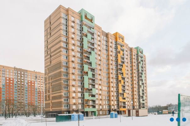СДАЮ КОМНАТУ 15 м2 -11 000 рублей, ИЩУ СОСЕДКУ девушка (ОДНА или ДВЕ). Комната имеет французские окна, красивый вид на город, в новостройке, 16 этаж, метро Домодедовская, 10 минут на транспорте до метро (ходят маршрутки каждые 3-5 минут, до остановки 2 мин пешком), адрес Литературный бульвар дом 1. <br>Девушки (одна или две) 21-35 лет, работающих,аккуратных, некурящих,веселых, без детей и животных: комната 15 метров, ВСЯ ТЕХНИКА и МЕБЕЛЬ НОВЫЕ, в комнате большой шкаф-купе для размещения одежды на двоих с зеркалом, кровать 140 на 190, столик журнальный, тумба прикроватная... ванная 4 м2, прихожая 6 м2. Подселяю к себе на длительный срок от 6 месяцев...за комнату 11 000 рублей КОММУНАЛКА ВХОДИТ/ БЕЗ ДЕПОЗИТА/ БЕЗ КОМИССИИ. <br>На кухне имеется (новая посуда-гжель и фарфор, сковорода гриль, вок, кофемашина для эспрессо и капучино). <br>На балконе будет барная стойка и лаунж для кальяна. <br>Немного о себе: люблю спорт, вкусно готовлю, не курю (иногда кальян), работаю в торговом холдинге, люблю веселых, активных и успешных людей. По вопросам в личку! - фото Фото: СДАЮ КОМНАТУ 15 м2 -11 000 рублей, ИЩУ СОСЕДКУ девушка (ОДНА или ДВЕ). Комната имеет французские окна, красивый вид на город, в новостройке, 16 этаж, метро Домодедовская, 10 минут на транспорте до метро (ходят маршрутки каждые 3-5 минут, до остановки 2 мин пешком), адрес Литературный бульвар дом 1. <br>Девушки (одна или две) 21-35 лет, работающих,аккуратных, некурящих,веселых, без детей и животных: комната 15 метров, ВСЯ ТЕХНИКА и МЕБЕЛЬ НОВЫЕ, в комнате большой шкаф-купе для размещения одежды на двоих с зеркалом, кровать 140 на 190, столик журнальный, тумба прикроватная... ванная 4 м2, прихожая 6 м2. Подселяю к себе на длительный срок от 6 месяцев...за комнату 11 000 рублей КОММУНАЛКА ВХОДИТ/ БЕЗ ДЕПОЗИТА/ БЕЗ КОМИССИИ. <br>На кухне имеется (новая посуда-гжель и фарфор, сковорода гриль, вок, кофемашина для эспрессо и капучино). <br>На балконе будет барная стойка и лаунж для кальяна. <br>Немного о себе: люблю спорт, вкусно готовлю, не курю (иногда кальян), работаю в торговом холдинге, люблю веселых, активных и успешных людей. По вопросам в личку!