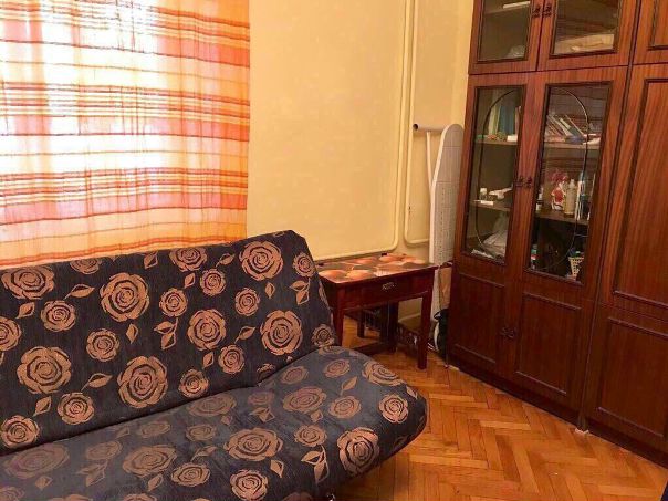 Без комиссии и риелторов!<br>Ищу девушку без ВП на Подселение в чистую, светлую Комнату. <br><br>До метро УНИВЕРСИТЕТ 5- 7 минут ПЕШКОМ. Ул. Молодежная. <br>Квартира двухкомнатная (Сталинский дом). <br>Комнаты изолированы, каждая закрывается на ключ. <br>Площадь комнаты 17 кв.м. <br>В квартире есть вся необходимая бытовая техника (холодильник, газовая плита с вытяжкой, микроволновая печь, стиральная машина-автомат, пылесос, телевизоры) и мебель для комфортного проживания, wi-fi.<br>Большая кухня. Высокие потолки. Раздельный сан узел. <br>Пешая доступность до МГУ. Экологически чистый район, во дворе детская игровая площадка, рядом красивый сквер. <br>Арендная плата 12.500 с человека. Имеется страховой депозит. Его можно поделить.<br>По запросу скину все фото . <br>Звоните 89857987044 / пишите в WhatsApp, в ВК в любое время. - фото Фото: Без комиссии и риелторов!<br>Ищу девушку без ВП на Подселение в чистую, светлую Комнату. <br><br>До метро УНИВЕРСИТЕТ 5- 7 минут ПЕШКОМ. Ул. Молодежная. <br>Квартира двухкомнатная (Сталинский дом). <br>Комнаты изолированы, каждая закрывается на ключ. <br>Площадь комнаты 17 кв.м. <br>В квартире есть вся необходимая бытовая техника (холодильник, газовая плита с вытяжкой, микроволновая печь, стиральная машина-автомат, пылесос, телевизоры) и мебель для комфортного проживания, wi-fi.<br>Большая кухня. Высокие потолки. Раздельный сан узел. <br>Пешая доступность до МГУ. Экологически чистый район, во дворе детская игровая площадка, рядом красивый сквер. <br>Арендная плата 12.500 с человека. Имеется страховой депозит. Его можно поделить.<br>По запросу скину все фото . <br>Звоните 89857987044 / пишите в WhatsApp, в ВК в любое время.