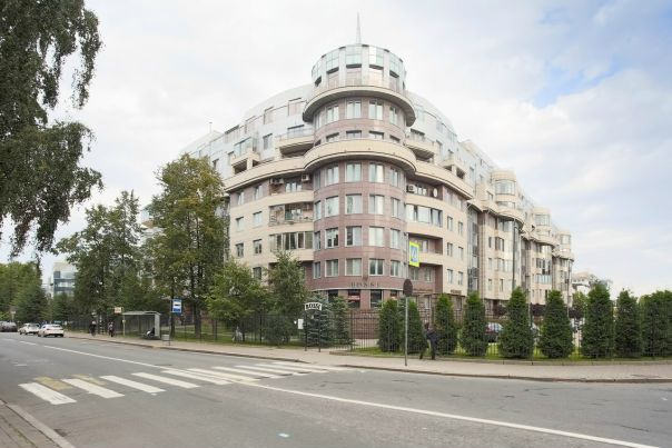 Фото: Крестовский пр., 15<br><br>Предлагается в аренду двухкомнатная стильная квартира на Крестовском острове. <br>Расположена на 8/8 этажного современного кирпичного дома. Просторная закрытая территория с ландшафтным дизайном и благоустроенный внутренний двор с детской площадкой, на всей территории комплекса ведется видеонаблюдение, безопасность обеспечивает профессиональная служба охраны.<br>Окна квартиры выходят на 2 стороны. Общая площадь 100 м2: спальня с гардеробной, просторная гостиная, кухня, 2 с/у. балкон. Высота потолка 3.1 м. В квартире выполнен дизайнерский ремонт. Меблирована. Есть вся необходимая бытовая техника. В подземном паркинге есть место для машины. Рядом с домом расположены Приморский парк Победы и Елагин остров.<br>100 000 руб.