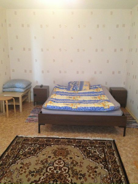 Фото: Здравствуйте! Предлагается для долгосрочной аренды квартира на ул Бартеневская д41, это в 10 минутах ходьбы от станции метро ул. Горчакова. В комнате двуспальная кровать, раскладывающееся кресло, шкаф, журнальный столик, телевизор. В прихожей 3-х дверный шкаф для одежды, санузел совмещен, балкон остеклен, установлена стиральная машина-автомат. Возможно проживание не более 3х человек. Без животных.<br>Цена 28000 + оплата всех коммунальных услуг. Залог можно в рассрочку.<br> Крылова