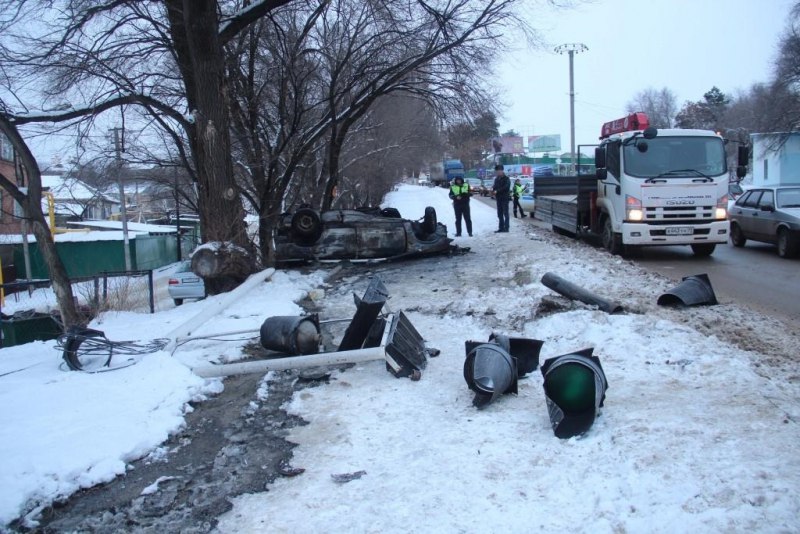 В Черкесске два человека чудом не погибли в ДТП