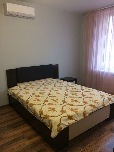 1-ком.кВ. м.Кантемировская<br>Сдам БЕЗ КОМИССИИ. 1ком. кв. ЖК “Краски жизни” Видное<br>м.Домодедовская, м.Кантемировская 15 мин автобус 471,489<br> Сдаётся крутая квартира в новостройке только на длительный срок от года. 12/17 эт. после дизайнерского<br>ремонта в доме Бизнес класса с консьерж. Мебель вся новая, встроенная кухня, гардеробная. Комната 18 м2, кухня 14м2. Лоджия с панорамным остеклением. Охраняемая территория, видеонаблюдение,на территории бесплатная ЭКО-парковка. Рассматриваю только славян: 2-х современных девушек или молодую пару, без детей, без животных, некурящих.<br>Цена:27000+КП(квит+счетчик+консьерж)<br>Депозит<br>Тел. +7 (965) 237 41 20 - фото Фото: 1-ком.кВ. м.Кантемировская<br>Сдам БЕЗ КОМИССИИ. 1ком. кв. ЖК “Краски жизни” Видное<br>м.Домодедовская, м.Кантемировская 15 мин автобус 471,489<br> Сдаётся крутая квартира в новостройке только на длительный срок от года. 12/17 эт. после дизайнерского<br>ремонта в доме Бизнес класса с консьерж. Мебель вся новая, встроенная кухня, гардеробная. Комната 18 м2, кухня 14м2. Лоджия с панорамным остеклением. Охраняемая территория, видеонаблюдение,на территории бесплатная ЭКО-парковка. Рассматриваю только славян: 2-х современных девушек или молодую пару, без детей, без животных, некурящих.<br>Цена:27000+КП(квит+счетчик+консьерж)<br>Депозит<br>Тел. +7 (965) 237 41 20