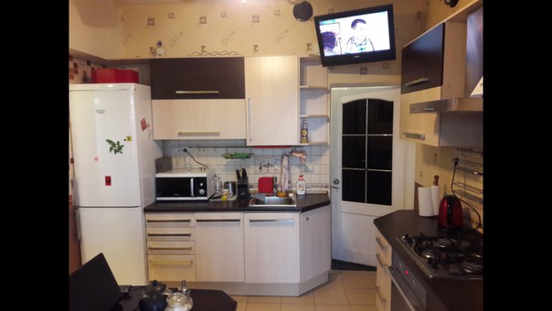 Ищем соседа в большую комнату в центре Москвы за 10300 руб<br>Метро Павелецкая 9 мин пешком (кольцевая)<br>Звоните собственник Максим Тел +7 (985) 5564828<br><br>Это 3х комнатная квартира. В комнате, в которую ищем соседа, проживают 2 спокойных соседа. Чем занимаются соседи – торговля системами безопасности, сотрудник сувенирной индустрии<br>Во второй комнате проживают интеллигентные девушки. Чем занимаются – студентка гуманитарий, сотрудница киноиндустрии<br>Основные правила в квартире – тишина и порядок, все уважают покой друг друга и чистоту. В квартире дружеская и спокойная атмосфера<br><br>В комнате теплые батареи, свежий ремонт и высокие потолки. Раздельный туалет и ванная, кухня с большим холодильником и всей необходимой посудой, свч, чайник и быстрый вай фай во всей квартире, большое количество полок и шкафов для одежды, стиральная машина, есть кладовка<br><br>Плюсы – вы экономите на жилье, вам не нужно платить комиссию агенту и 100% залог, все соседи постоянно работают и ощущение, что вы живёте одна в квартире, общение с новыми интересными людьми<br>При выборе хостела, общежития и дорогой комнаты очень часто выбирают жить у нас<br>Дом находиться на набережной у Большого Краснохолмского моста<br>Огромный галерейный подъезд, новый лифт, просторная квартира с дизайнерским освещением, классический орнамент на высоких потолках 3.2 метра, есть балкон с качелями, вид с балкона как на с смотровой площадке, из окна видно Москва-Сити, Кремль, Дом на Котельнической набережной гостиницу Красные Холмы<br><br>Сосед уезжает в другую страну поэтому ищется замена<br><br>Цена койко места комнате 10300р за первый месяц (первый месяц скидка 1000р) со второго и последующие месяцы 11300р<br>без комиссии<br>Максим 8 985 5564828<br><br>#ищусоседа #совместнаяаренда #подселение #койкоместо <br>#общежитиекомната #общежитиемосква<br>#Хостел #Хостелмосква #Хостелвмоскве #Общежитие - фото Фото: Ищем соседа в большую комнату в центре Москвы за 10300 руб<br>Метро Павелецкая 9 мин пешком (кольцевая)<br>Звоните собственник Максим Тел +7 (985) 5564828<br><br>Это 3х комнатная квартира. В комнате, в которую ищем соседа, проживают 2 спокойных соседа. Чем занимаются соседи – торговля системами безопасности, сотрудник сувенирной индустрии<br>Во второй комнате проживают интеллигентные девушки. Чем занимаются – студентка гуманитарий, сотрудница киноиндустрии<br>Основные правила в квартире – тишина и порядок, все уважают покой друг друга и чистоту. В квартире дружеская и спокойная атмосфера<br><br>В комнате теплые батареи, свежий ремонт и высокие потолки. Раздельный туалет и ванная, кухня с большим холодильником и всей необходимой посудой, свч, чайник и быстрый вай фай во всей квартире, большое количество полок и шкафов для одежды, стиральная машина, есть кладовка<br><br>Плюсы – вы экономите на жилье, вам не нужно платить комиссию агенту и 100% залог, все соседи постоянно работают и ощущение, что вы живёте одна в квартире, общение с новыми интересными людьми<br>При выборе хостела, общежития и дорогой комнаты очень часто выбирают жить у нас<br>Дом находиться на набережной у Большого Краснохолмского моста<br>Огромный галерейный подъезд, новый лифт, просторная квартира с дизайнерским освещением, классический орнамент на высоких потолках 3.2 метра, есть балкон с качелями, вид с балкона как на с смотровой площадке, из окна видно Москва-Сити, Кремль, Дом на Котельнической набережной гостиницу Красные Холмы<br><br>Сосед уезжает в другую страну поэтому ищется замена<br><br>Цена койко места комнате 10300р за первый месяц (первый месяц скидка 1000р) со второго и последующие месяцы 11300р<br>без комиссии<br>Максим 8 985 5564828<br><br>#ищусоседа #совместнаяаренда #подселение #койкоместо <br>#общежитиекомната #общежитиемосква<br>#Хостел #Хостелмосква #Хостелвмоскве #Общежитие