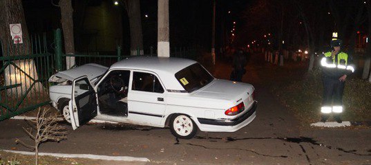 В Железногорске подростки угнали "Волгу" и врезались в ограждение