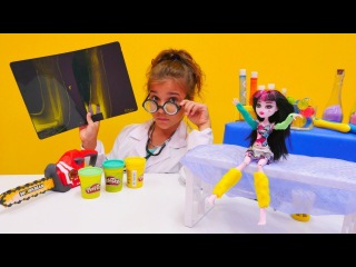 Gooliope Jellington ve #Draculaura ile #doktoroyunu 🏥. #MonsterHigh bebekler 💀. Çılgın Doktor Sema
