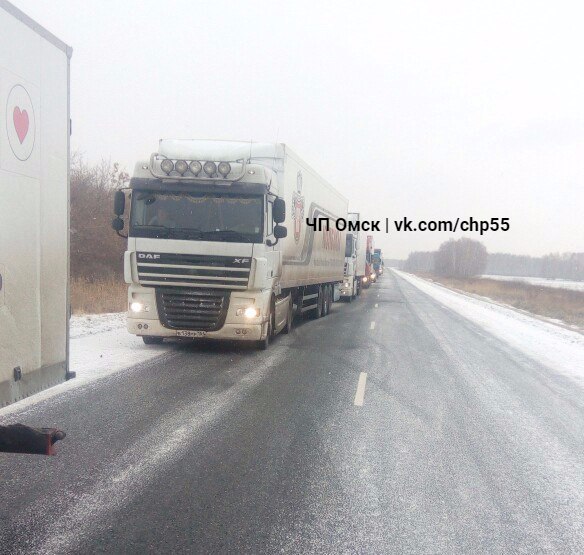 На трассе Омск – Тюмень из-за влетевшей в отбойник фуры образовалась 9-километровая пробка – ФОТО