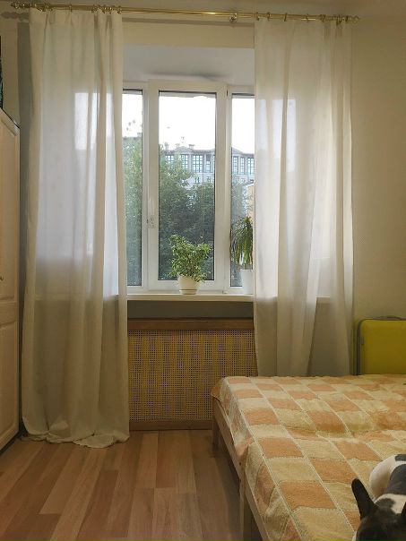 Сдается комната 16 кв.м. в двухкомнатной квартире без посредников.Заезд 1 сентября. м.Маяковская(6 мин)/Новослободская(8 мин). <br>Окна выходят в тихий двор на Итальянский квартал. Есть охрана и парковка для жильцов.Сдается одной/двум девушкам или молодой паре без детей и кошек,можно маленькую собаку. Комната будет сдаваться без мебели, можем оставить две полуроспальные кровати. Стоимость 30.000 в месяц, дополнительно депозит 10.000(депозит возвращается при съезде). <br>Стены в комнате белые, но при желании возможен полет фантазии, пол-ламинат.С/у раздельный. В квартире газовая колонка, поэтому всегда есть горячая вода. Есть стиральная машинка.WIFI.<br>Развитая инфраструктура.<br>По всем вопросам пишите в лс или звоните в разумное время 8(916)547-6291. Если не смогу ответить по телефону, напишите в whatsApp. - фото Фото: Сдается комната 16 кв.м. в двухкомнатной квартире без посредников.Заезд 1 сентября. м.Маяковская(6 мин)/Новослободская(8 мин). <br>Окна выходят в тихий двор на Итальянский квартал. Есть охрана и парковка для жильцов.Сдается одной/двум девушкам или молодой паре без детей и кошек,можно маленькую собаку. Комната будет сдаваться без мебели, можем оставить две полуроспальные кровати. Стоимость 30.000 в месяц, дополнительно депозит 10.000(депозит возвращается при съезде). <br>Стены в комнате белые, но при желании возможен полет фантазии, пол-ламинат.С/у раздельный. В квартире газовая колонка, поэтому всегда есть горячая вода. Есть стиральная машинка.WIFI.<br>Развитая инфраструктура.<br>По всем вопросам пишите в лс или звоните в разумное время 8(916)547-6291. Если не смогу ответить по телефону, напишите в whatsApp.