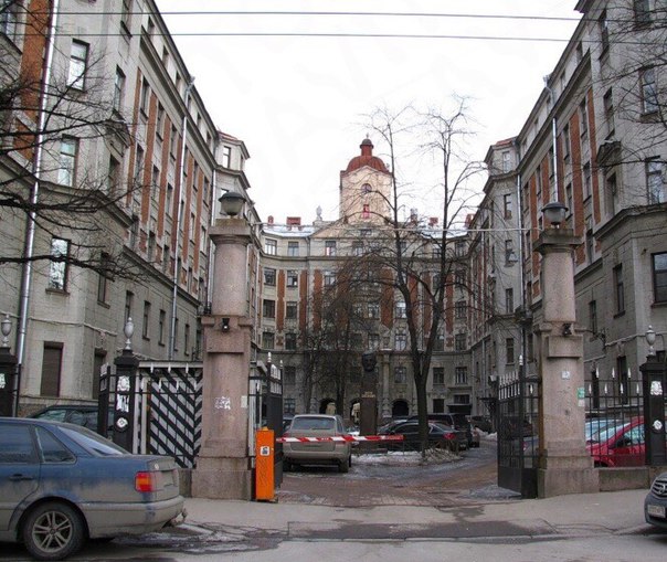 Фото: СОБСТВЕННИК<br>Сдается КОМНАТА 12 кв.м. в 5-ти комнатной квартире <br>5 минут от метро ПЕТРОГРАДСКАЯ.<br><br>5 этаж 7-ми этажного дома.<br><br>В наличии стиральная машинка, микроволновка, холодильник, пылесос, интернет, телевизор<br><br>Отдельная ванная комната, два санузла.<br><br>Тихие соседи (девушки, женщина с взрослым сыном) все работают. Нет животных и детей, никто не курит<br><br>Установлен график уборки общих мест в квартире.<br><br>Сдается на длительный срок девушке, <br>без животных,<br>без вредных привычек.<br><br>- 11000+ку, залог можно разбить на две части