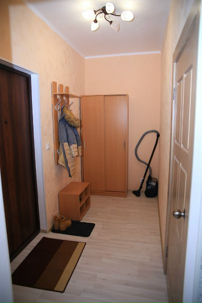 Фото: Сдается 1к квартира в Андреевке, Голубое. Новый, современный ЖК, благоустроенная территория с газонами и зелеными насаждениями, с детскими и спортивными площадками, парковкой, дет.садом и школой. Продуктовые и иные магазины в шаговой доступности. <br>До Зеленограда 10мин. на автобусе или 5мин. на машине. Автобус ходит до ж/д станции Крюково и оттуда до Москвы. <br>Новая квартира, новый ремонт, вся необходимая новая мебель и техника, посуда. 49кв.м. Кухня 12 м, комната 18 м, просторный сан.узел и прихожая. Лоджия с панорамными окнами 6 м. <br>Аренда квартиры стоит 20000р + коммуналка 4000р. <br>Сдам квартиру на длительный срок. <br>Звоните, пожалуйста, по номеру 8 925 274 88 36 <br><br> Демидова