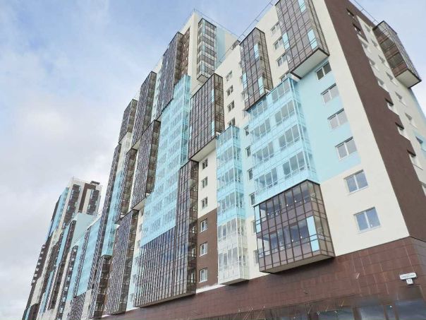г. Санкт-Петербург<br>Комендантский проспект, 71<br>Переуступка.<br>Эксклюзивная планировка. У застройщика нет!<br>Корпус 5.3. Срок сдачи на 4 квартал 2018.<br>Комнаты выходят на разные стороны - на Восток и на Запад.<br>Квартира с большой прихожей 7,18 кв. метров, просторной кухней 13,08, из которой выход на балкон 4 кв. метра и большой светлой комнатой 17,18. Санузел в квартире раздельный, с просторной ванной комнатой. <br>В квартире полностью выполнена отделка, ничего более из ремонтных работ не требуется: обои, ламинат, вся сантехника, кафельная плитка – все уже стоит и ждет, когда вы переедете.<br>3 950 000 руб. - фото Фото: г. Санкт-Петербург<br>Комендантский проспект, 71<br>Переуступка.<br>Эксклюзивная планировка. У застройщика нет!<br>Корпус 5.3. Срок сдачи на 4 квартал 2018.<br>Комнаты выходят на разные стороны - на Восток и на Запад.<br>Квартира с большой прихожей 7,18 кв. метров, просторной кухней 13,08, из которой выход на балкон 4 кв. метра и большой светлой комнатой 17,18. Санузел в квартире раздельный, с просторной ванной комнатой. <br>В квартире полностью выполнена отделка, ничего более из ремонтных работ не требуется: обои, ламинат, вся сантехника, кафельная плитка – все уже стоит и ждет, когда вы переедете.<br>3 950 000 руб.