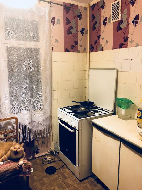 Фото: Ищу соседку в 2к квартиру! Сдаётся изолированная комната для 1 девушки. 14.500.<br>Метро Преображенская площадь. Без залога и комиссии. <br>В комнате будет кровать икея. Рядом комнатка как гардероб идёт. При необходимости отдам шкаф со своей комнаты. В целом, всё обсуждается и возможно корректирования и изменения)<br><br>Хотите узнать подробнее Пишите в лс.<br> Гайнетдинова