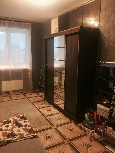 Фото: Добрый день! Сдается комната в 2-х комнатной квартире. Cдается с 16 января 2018.<br>Новый дом (построен в 2014 году), от метро Университет 15 мин пешком. Проживание в квартире с девушкой 29 лет (со мной). Из комнаты 2 выхода (в коридор и на кухню). Вся необходимая мебель для проживания есть. В окна вид на МГУ, удаленность от дороги, нет шума, очень комфортно спать. В квартире уютная и спокойная атмосфера для отдыха. Требования: девушка от 20 до 35 лет, обязательно без вредных привычек. Не работающая на дому.<br>Стоимость 20 500 в месяц + депозит за последний месяц.<br> Иванова