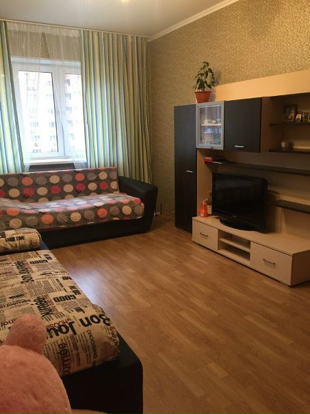 Фото: Ищу девушку на подселение в 1-к квартиру. <br>Ст. м. Котельники. До метро пешком 7-8 минут. Новостройка. Квартира чистая и уютная. <br>Надеюсь найти чистоплотную, дружелюбную, порядочную соседку. <br>Стоимость 30000 на двоих (оплата за ком.услуги, интернет, консьержку уже включены) <br>Уже можно заезжать)<br> Титкина