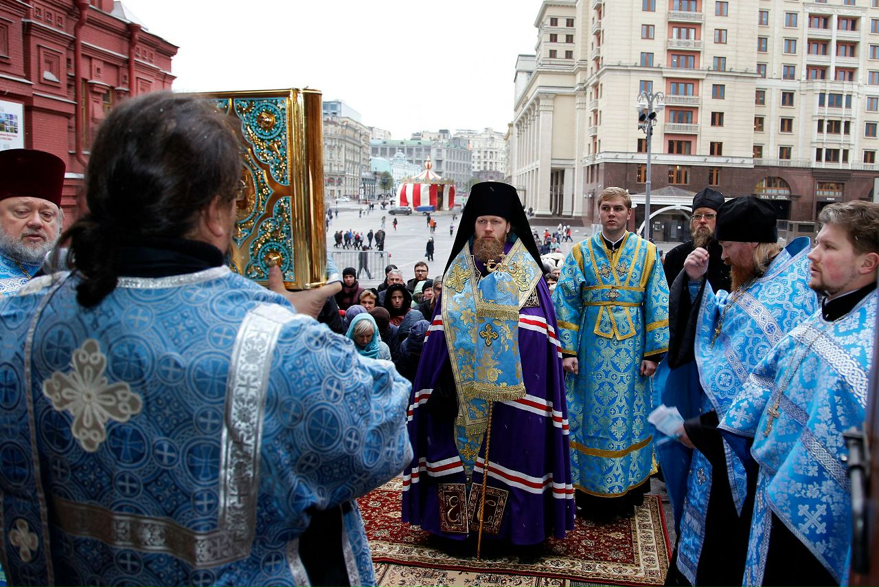 Викарий Святейшего Патриарха совершил молебен в часовне Иверской Божией Матери у Воскресенских ворот на Красной площади