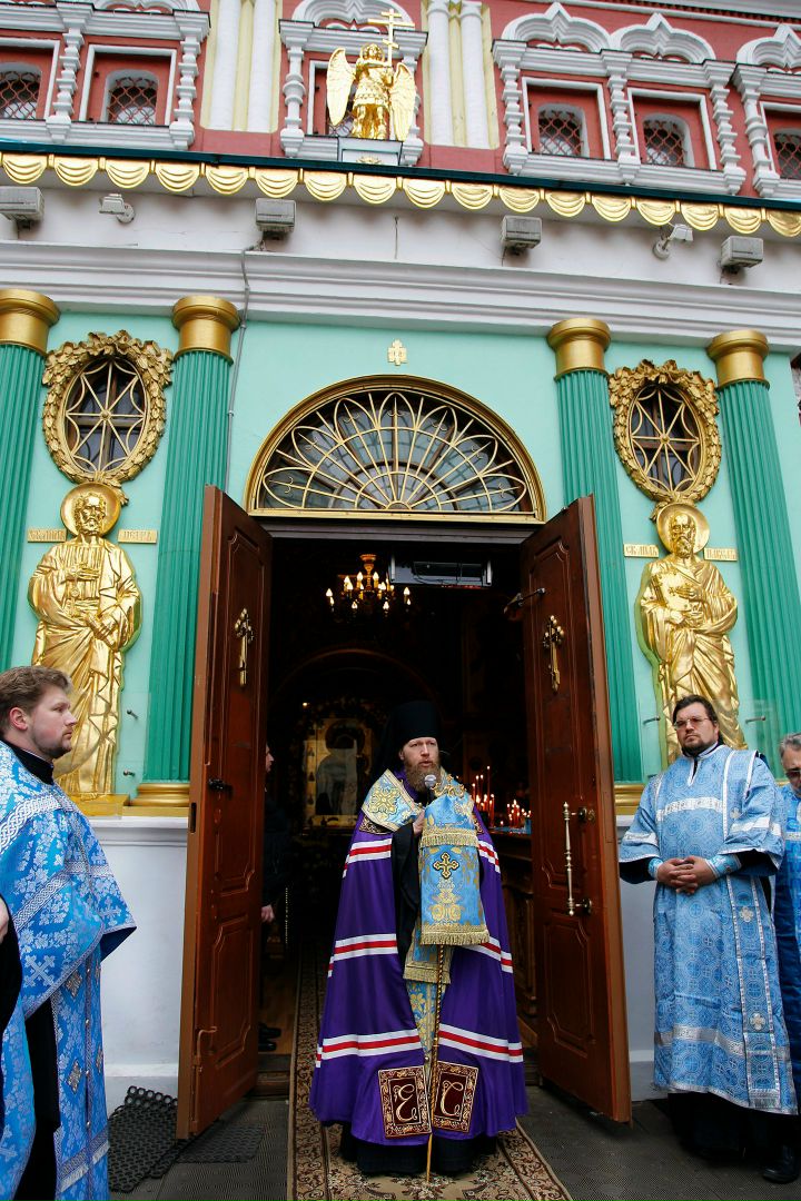 Викарий Святейшего Патриарха совершил молебен в часовне Иверской Божией Матери у Воскресенских ворот на Красной площади