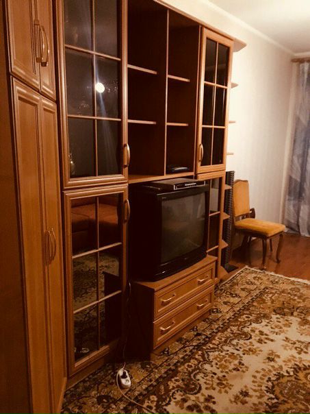 Фото: Сдается изолированная комната в г. Люберцы собственником в панельном 14-ти этажном доме на 3 этаже. Квартира находится по адресу ул. Черемухина, дом 12. Общая площадь квартиры 83 м2, площадь сдаваемой комнаты 23 м2. В квартире проживает девушка 25 лет и парень 22 лет, которые большую часть времени находятся на работе. Комната сдается, преимущественно студентам на длительный срок. Рассматривается один порядочный, платежеспособный арендатор. <br>Цена: 14 тыс. руб. в месяц, залог 10 тыс. руб. + коммунальные платежи (1 тыс. руб.) <br>Ближайшие станции метро: Выхино и Котельники, 15 минут на автобусе, идти до остановки 5 минут. В комнате есть балкон, по желанию арендатора он будет освобожден. Раздельный санузел. Подключен интернет. Также в комнате имеется телевизор, шкаф, диван, кухня оборудована всем необходимым для комфортного проживания. <br>Спальный район, в пяти минутах ходьбы находятся продовольственные магазины, во дворе детская площадка. <br>Агентам просьба не беспокоить.<br> Шипицына