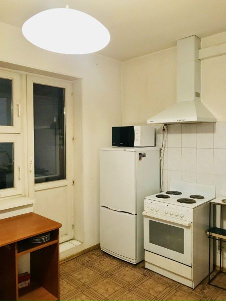 Четырехкомнатная квартира в Кузьминках/ Волжский б-р 29.<br>До метро минут 10. Квартира почти 90 метров и в ней почти ничего нет) в одной комнате диван и большой телевизор, во второй - компьютерный стол, а в в других- благостная пустота все комнаты изолированные. На кухне два стола и техника-холодильник, микроволновка, плитка. Имеется огромная гардеробная. Два санузла- в одном есть ванная совмещённая с , во втором только )) <br>Стиралки нет, но можно приобрести в счёт аренды) Застекленный балкон. Квартира идеальна для тех у кого куча своей мебели) Что-то могу приобрести в счет аренды - по согласованию.<br>Ремонт - обычный, всё чисто и аккуратно. Подъезд чистый, с консьержем. Соседи спокойные, поэтому жильцов ищу вменяемых, уважающих других людей. <br>стоимость - 69 тыщ + вода и электричество по счетчикам)) депозит есть, но могу разбить на 2 месяца при взаимной симпатии)<br>и ещё- я люблю кошек, поэтому мелкая воспитанная кошечка приветствуется(значит вы добрый человек типа меня) предпочтительна семья с детьми, ну или 3-4 аккуратные адекватные девушки)))готова показывать только вечерами. Рядом парк клевый и всячески развитая инфраструктура)и ещё- только на длительный срок. агентов просьба не беспокоить.ПИСАТЬ в вайбер или ватс ап, в рабочее время на звонки не отвечаю +79268446145 Ольга, собственник - фото Фото: Четырехкомнатная квартира в Кузьминках/ Волжский б-р 29.<br>До метро минут 10. Квартира почти 90 метров и в ней почти ничего нет) в одной комнате диван и большой телевизор, во второй - компьютерный стол, а в в других- благостная пустота все комнаты изолированные. На кухне два стола и техника-холодильник, микроволновка, плитка. Имеется огромная гардеробная. Два санузла- в одном есть ванная совмещённая с , во втором только )) <br>Стиралки нет, но можно приобрести в счёт аренды) Застекленный балкон. Квартира идеальна для тех у кого куча своей мебели) Что-то могу приобрести в счет аренды - по согласованию.<br>Ремонт - обычный, всё чисто и аккуратно. Подъезд чистый, с консьержем. Соседи спокойные, поэтому жильцов ищу вменяемых, уважающих других людей. <br>стоимость - 69 тыщ + вода и электричество по счетчикам)) депозит есть, но могу разбить на 2 месяца при взаимной симпатии)<br>и ещё- я люблю кошек, поэтому мелкая воспитанная кошечка приветствуется(значит вы добрый человек типа меня) предпочтительна семья с детьми, ну или 3-4 аккуратные адекватные девушки)))готова показывать только вечерами. Рядом парк клевый и всячески развитая инфраструктура)и ещё- только на длительный срок. агентов просьба не беспокоить.ПИСАТЬ в вайбер или ватс ап, в рабочее время на звонки не отвечаю +79268446145 Ольга, собственник