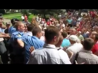 Новоселица. Черновецкая обл. 29 июля, 2014. Рвут патриота Ивана Попадюка.