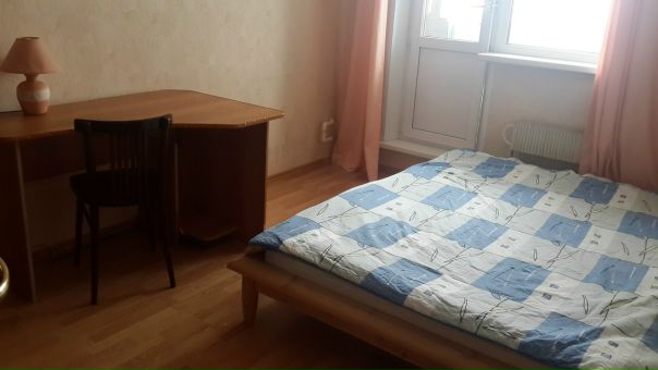 Фото: Всем привет! Ищем соседа/соседку. <br>Сдается комната в уютной трехкомнатной квартире, находящейся прямо рядом с метро Отрадное (одна минута ходьбы). Квартира хорошая, чистая и находится в отличном состоянии. <br>Предпочтение отдается вегетарианцам и веганам. <br><br>О нас: два парня, друзья, ценим личное пространство. <br><br>Цена аренды: 17200 + счетчики. При въезде также вносится залог в сумме 17200 рублей, который затем пойдет в счёт оплаты последнего месяца.<br> Тарасов