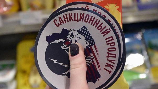 Минфин предложил ужесточить ответственность за ввоз санкционных продуктов. <br>Максимальное наказание по новой статье УК — 12 лет лишения свободы.<br>Крадешь миллиарды из бюджета - домашний арест и скорая реабилитация. <br>Захотел сырка из Европы - 12 лет на нарах<br> <br>Минфин предложил ввести уголовную ответственность для руководителей компаний за ввоз санкционных продуктов <br>Правительство России16:50, 16 ноября 2017Надежный источник <br>Министерство финансов подготовило законопроект, вводящий уголовную ответственность за ввоз в РФ продукции, на которую распространяется действие санкций. Документ опубликован на Федеральном портале проектов нормативных правовых актов. <br> <br>Минфин предлагает дополнить Уголовный кодекс РФ новой статьей — 226.2 «Нарушение запрета, установленного в соответствии с законодательством Российской Федерации о таможенном деле, на оборот в Российской Федерации отдельных категорий товаров». <br> <br>Минимальная санкция по новой статье УК — лишение свободы на срок от трех лет со штрафом в размере до одного миллиона рублей, максимальное наказание (для деяния, совершенного организованной группой) — 12 лет лишения свободы со штрафом в размере до одного миллиона рублей. <br> <br>Уголовная ответственность, говорится в законопроекте, будет наступать при нарушении запрета на ввоз товаров суммарной стоимостью более одного миллиона рублей. <br> <br>Статья 226.2, следует из пояснительной записки, будет распространяться на нарушения запрета на ввоз санкционной продукции «в рамках деятельности юридических лиц и индивидуальных предпринимателей». <br> <br>В последнее время, в том числе в контексте повышения эффективности администрирования специальных экономических мер, особое значение приобретает необходимость повышения ответственности недобросовестных лиц за уклонение от соблюдения соответствующих запретов и ограничений. <br><br>По действующему законодательству, за нарушение запрета на ввоз в Россию продуктов, попавших в санкционный список, юридическим лицам и индивидуальным предпринимателям грозят штраф. <br>С августа 2015 года продукты, которые пытаются ввести в Россию в обход санкций, уничтожаются. <br>Федеральная таможенная служба в 2015 году предлагала распространить на санкционные продукты действие статьи УК 226.1 (Контрабанда сильнодействующих, взрывчатых, радиоактивных веществ, огнестрельного оружия, военной техники материалов и оборудования для создания оружия массового поражения, а также стратегически важных товаров и ресурсов, культурных ценностей, особо ценных диких животных). <br>В начале 2017 года Роспотребнадзор разработал поправки в КоАП, вводящие штрафы за перевозку, хранение и продажу товаров, которые запрещено ввозить в Россию. В Роспотребнадзоре подчеркнули, что о штрафах за ввоз продуктов для личных нужд речь не идет. Законопроект получил отрицательное заключение Минэкономразвития. <br>Запрет на ввоз в РФ ряда категорий продуктов из стран, которые ввели санкции в отношении России, действует с августа 2014 года. Срок действия продуктового эмбарго несколько раз продлевался — последний на настоящий момент раз — до конца 2018 года.<br><br> #Ленобласть #Новости #Сестрорецк. #лето #весна #красота #безфильтров <br>#закатнафинском #финскийзалив #спб #сестрорецк #ТипичныйСестрорецк #Сестрик #Курорт #Курортный район #Санкт Петербург #Кронштадт #Зеленогорск Комарово #Ольгино #Выборг #Рощино #Пушкин #СПБ #спб #Ленинградская область #Сестрик #Курорт #Разлив #Тарховка #Лисий нос #Выборг #Пушкин #спб #Гатчина #Тихвин #Тосно #Токсово #Финский залив #Петродворец #Ленинград #Россия #Типичныйгород #Новости <br>#спб #питер #санктпетербург #санкт_петербург #spb #петербург #питербург #питерялюблютебя #питернеспит #ленинград <br>Санкт-Петербург, Питер, Спб, Петроград, Ленинград, spb, Питербург, piter, sankt-peterburg. <br>#Обсуждения #Объявления #Отдых #Работа #Реклама #Общение #Группа <br>ТИПИЧНЫЙ СЕСТРОРЕЦК Побережье Финского Залива ТИПИЧНЫЙ СЕСТРОРЕЦК <br>#ленинградскаяобласть #пляж #безфильтров #санктпетербург @ Ленинградская область - фото Фото: Минфин предложил ужесточить ответственность за ввоз санкционных продуктов. <br>Максимальное наказание по новой статье УК — 12 лет лишения свободы.<br>Крадешь миллиарды из бюджета - домашний арест и скорая реабилитация. <br>Захотел сырка из Европы - 12 лет на нарах<br> <br>Минфин предложил ввести уголовную ответственность для руководителей компаний за ввоз санкционных продуктов <br>Правительство России16:50, 16 ноября 2017Надежный источник <br>Министерство финансов подготовило законопроект, вводящий уголовную ответственность за ввоз в РФ продукции, на которую распространяется действие санкций. Документ опубликован на Федеральном портале проектов нормативных правовых актов. <br> <br>Минфин предлагает дополнить Уголовный кодекс РФ новой статьей — 226.2 «Нарушение запрета, установленного в соответствии с законодательством Российской Федерации о таможенном деле, на оборот в Российской Федерации отдельных категорий товаров». <br> <br>Минимальная санкция по новой статье УК — лишение свободы на срок от трех лет со штрафом в размере до одного миллиона рублей, максимальное наказание (для деяния, совершенного организованной группой) — 12 лет лишения свободы со штрафом в размере до одного миллиона рублей. <br> <br>Уголовная ответственность, говорится в законопроекте, будет наступать при нарушении запрета на ввоз товаров суммарной стоимостью более одного миллиона рублей. <br> <br>Статья 226.2, следует из пояснительной записки, будет распространяться на нарушения запрета на ввоз санкционной продукции «в рамках деятельности юридических лиц и индивидуальных предпринимателей». <br> <br>В последнее время, в том числе в контексте повышения эффективности администрирования специальных экономических мер, особое значение приобретает необходимость повышения ответственности недобросовестных лиц за уклонение от соблюдения соответствующих запретов и ограничений. <br><br>По действующему законодательству, за нарушение запрета на ввоз в Россию продуктов, попавших в санкционный список, юридическим лицам и индивидуальным предпринимателям грозят штраф. <br>С августа 2015 года продукты, которые пытаются ввести в Россию в обход санкций, уничтожаются. <br>Федеральная таможенная служба в 2015 году предлагала распространить на санкционные продукты действие статьи УК 226.1 (Контрабанда сильнодействующих, взрывчатых, радиоактивных веществ, огнестрельного оружия, военной техники материалов и оборудования для создания оружия массового поражения, а также стратегически важных товаров и ресурсов, культурных ценностей, особо ценных диких животных). <br>В начале 2017 года Роспотребнадзор разработал поправки в КоАП, вводящие штрафы за перевозку, хранение и продажу товаров, которые запрещено ввозить в Россию. В Роспотребнадзоре подчеркнули, что о штрафах за ввоз продуктов для личных нужд речь не идет. Законопроект получил отрицательное заключение Минэкономразвития. <br>Запрет на ввоз в РФ ряда категорий продуктов из стран, которые ввели санкции в отношении России, действует с августа 2014 года. Срок действия продуктового эмбарго несколько раз продлевался — последний на настоящий момент раз — до конца 2018 года.<br><br> #Ленобласть #Новости #Сестрорецк. #лето #весна #красота #безфильтров <br>#закатнафинском #финскийзалив #спб #сестрорецк #ТипичныйСестрорецк #Сестрик #Курорт #Курортный район #Санкт Петербург #Кронштадт #Зеленогорск Комарово #Ольгино #Выборг #Рощино #Пушкин #СПБ #спб #Ленинградская область #Сестрик #Курорт #Разлив #Тарховка #Лисий нос #Выборг #Пушкин #спб #Гатчина #Тихвин #Тосно #Токсово #Финский залив #Петродворец #Ленинград #Россия #Типичныйгород #Новости <br>#спб #питер #санктпетербург #санкт_петербург #spb #петербург #питербург #питерялюблютебя #питернеспит #ленинград <br>Санкт-Петербург, Питер, Спб, Петроград, Ленинград, spb, Питербург, piter, sankt-peterburg. <br>#Обсуждения #Объявления #Отдых #Работа #Реклама #Общение #Группа <br>ТИПИЧНЫЙ СЕСТРОРЕЦК Побережье Финского Залива ТИПИЧНЫЙ СЕСТРОРЕЦК <br>#ленинградскаяобласть #пляж #безфильтров #санктпетербург @ Ленинградская область