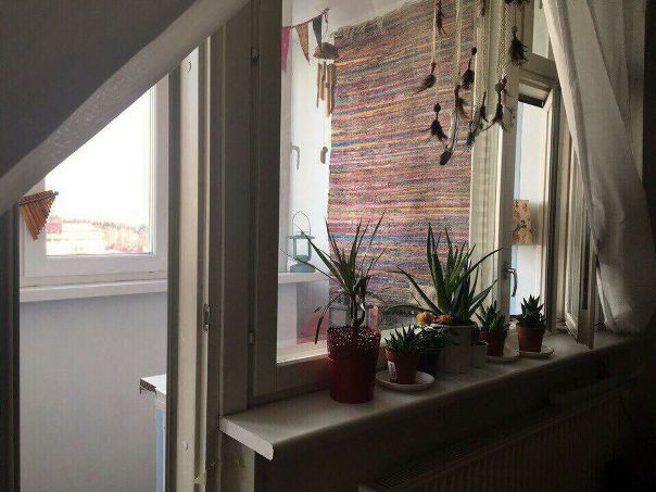 Всем привет! Сдам на длительный срок просторную комнату в трехкомнатной квартире в Москве на ст. м. Коньково. В одной из комнат живут две милые, спокойные, девочки с уютными хобби. Другая закрыта с вещами. <br><br>В комнате имеется раскладывающийся диван , шкаф, кресло, стеллаж с книгами, пианино и уютный балкон. В самой квартире есть все необходимое для жизни: раздельный санузел, кухня со всей необходимой бытовой техникой, интернет. Рядом располагаешься два парка- Битцевский и Тропаревский. Путь до метро составляет ~7 минут. <br>Цена вопроса 25000 руб+ залог 25000 руб, к/у и интернет включены в стоимость. Агентов просьба не беспокоить. <br>+7 (917) 518-25-23<br><br> Мельничук - фото Фото: Всем привет! Сдам на длительный срок просторную комнату в трехкомнатной квартире в Москве на ст. м. Коньково. В одной из комнат живут две милые, спокойные, девочки с уютными хобби. Другая закрыта с вещами. <br><br>В комнате имеется раскладывающийся диван , шкаф, кресло, стеллаж с книгами, пианино и уютный балкон. В самой квартире есть все необходимое для жизни: раздельный санузел, кухня со всей необходимой бытовой техникой, интернет. Рядом располагаешься два парка- Битцевский и Тропаревский. Путь до метро составляет ~7 минут. <br>Цена вопроса 25000 руб+ залог 25000 руб, к/у и интернет включены в стоимость. Агентов просьба не беспокоить. <br>+7 (917) 518-25-23<br><br> Мельничук