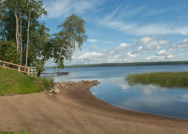 Ленинградская обл. Выборгский р-н. Пос. Уткино.<br>Предагаем к продаже турбазу на 6,8 га. <br>Дачные домики расположены в 80 км от Санкт-Петербурга в поселке Уткино (до 1939 года финская деревня Кайпиала, имелось и второе название — Лампаала, которое употреблялось гораздо реже) на берегу Красногвардейского озера (ранее озеро Халоланъярви).<br><br>Озеро Красногвардейское, на берегу которого расположены коттеджи, находится в районе знаменитых Голубых озер Семиозерья. Отдых в загородных коттеджах можно совместить с рыбалкой, как на Красногвардейском озере, так и на соседних озерах, богатых рыбой! В озере Красногвардейское есть лещи, окуни, щуки, плотва, ерши, налимы, густеры и небольшие судаки. Можно рыбачить с лодки, рыбы в озере обитает предостаточно!<br>Отдых на природе в загородных коттеджах хорошо сочетается с экскурсиями по Ленинградской области и Выборгскому району. Ленинградская область и Выборгский район известны, как места огромной концентрации культурных и природных достопримечательностей России! Арендуя загородный дом на озере Красногвардейском, уделите внимание именно им! Обязательно стоит увидеть парк Монрепо, Выборгский замок, Выборгскую библиотеку спроектированную Алваром Аалто, Лютеранский собор св. Марии Магдалины и великолепную Линдуловскую рощу! Недалеко от озера Красногвардейского находятся заказники Раковые озера и Березовые острова, фортификационные сооружения линии Маннергейма, крепость Тронзунд, форт Ино, а также любимые туристами усадьба «Свенгард» и страусиная ферма в поселке Рябово.<br>80 000 000 руб. - фото Фото: Ленинградская обл. Выборгский р-н. Пос. Уткино.<br>Предагаем к продаже турбазу на 6,8 га. <br>Дачные домики расположены в 80 км от Санкт-Петербурга в поселке Уткино (до 1939 года финская деревня Кайпиала, имелось и второе название — Лампаала, которое употреблялось гораздо реже) на берегу Красногвардейского озера (ранее озеро Халоланъярви).<br><br>Озеро Красногвардейское, на берегу которого расположены коттеджи, находится в районе знаменитых Голубых озер Семиозерья. Отдых в загородных коттеджах можно совместить с рыбалкой, как на Красногвардейском озере, так и на соседних озерах, богатых рыбой! В озере Красногвардейское есть лещи, окуни, щуки, плотва, ерши, налимы, густеры и небольшие судаки. Можно рыбачить с лодки, рыбы в озере обитает предостаточно!<br>Отдых на природе в загородных коттеджах хорошо сочетается с экскурсиями по Ленинградской области и Выборгскому району. Ленинградская область и Выборгский район известны, как места огромной концентрации культурных и природных достопримечательностей России! Арендуя загородный дом на озере Красногвардейском, уделите внимание именно им! Обязательно стоит увидеть парк Монрепо, Выборгский замок, Выборгскую библиотеку спроектированную Алваром Аалто, Лютеранский собор св. Марии Магдалины и великолепную Линдуловскую рощу! Недалеко от озера Красногвардейского находятся заказники Раковые озера и Березовые острова, фортификационные сооружения линии Маннергейма, крепость Тронзунд, форт Ино, а также любимые туристами усадьба «Свенгард» и страусиная ферма в поселке Рябово.<br>80 000 000 руб.