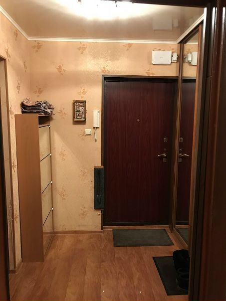 Москва. ЮАО. Район Бирюлёво-западное.<br>С 4 марта сдаётся изолированная комната с лоджией(18м2) только на долгий срок, в чистой, уютной двухкомнатной квартире с хорошим ремонтом, строго девушке или двум девушкам, платежеспособным, не конфликтным и ценящим личное пространство(важно). Проживание без хозяев. В соседней комнате я, с чувством юмора и без вредных привычек(девушка 22 года).<br>В квартире есть стиральная машина, микроволновка, работающая духовка, утюг, холодильник, интернет, кондиционер, аквариум (60 литров, но без рыб) и тд. Так же есть двуспальная кровать, стеллаж и письменный стол, по желанию можем поставить в комнату, так же можете въехать со своей мебелью.<br>Транспортная доступность: Прямо перед домом станция Бирюлёво-Товарная. До м. Варшавская 10 мин/тр, Нагатинская 15 мин/тр, автобусные остановки до метро Пражская 15 мин/тр, метро Царицыно 15 мин/тр, Павелецкая 25 мин/тр.<br><br>Цена: 20 тыс. рублей для одной девушки + интернет + к/у (залог 10 тыс. рублей) Заключение договора аренды.<br>Для двух девушек 22 тыс. рублей.<br><br>P.S. Стиральная машина новая и уже подключена<br>Агентам просьба не беспокоить.<br>По вопросам пишите в ЛС<br> Кисель - фото Фото: Москва. ЮАО. Район Бирюлёво-западное.<br>С 4 марта сдаётся изолированная комната с лоджией(18м2) только на долгий срок, в чистой, уютной двухкомнатной квартире с хорошим ремонтом, строго девушке или двум девушкам, платежеспособным, не конфликтным и ценящим личное пространство(важно). Проживание без хозяев. В соседней комнате я, с чувством юмора и без вредных привычек(девушка 22 года).<br>В квартире есть стиральная машина, микроволновка, работающая духовка, утюг, холодильник, интернет, кондиционер, аквариум (60 литров, но без рыб) и тд. Так же есть двуспальная кровать, стеллаж и письменный стол, по желанию можем поставить в комнату, так же можете въехать со своей мебелью.<br>Транспортная доступность: Прямо перед домом станция Бирюлёво-Товарная. До м. Варшавская 10 мин/тр, Нагатинская 15 мин/тр, автобусные остановки до метро Пражская 15 мин/тр, метро Царицыно 15 мин/тр, Павелецкая 25 мин/тр.<br><br>Цена: 20 тыс. рублей для одной девушки + интернет + к/у (залог 10 тыс. рублей) Заключение договора аренды.<br>Для двух девушек 22 тыс. рублей.<br><br>P.S. Стиральная машина новая и уже подключена<br>Агентам просьба не беспокоить.<br>По вопросам пишите в ЛС<br> Кисель