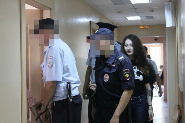 Довольную улыбку не смогла сдержать в суде одна из хабаровских живодерок