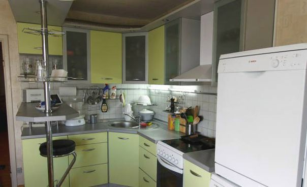 Сдаётся Комната 14 м в 3-к квартире, 12000 в месяц <br>Находится по адресу: Москва, метро Бауманская, Большая Почтовая улица, 6 <br>И так, рассматривается девушка/женщина на длительный срок порядочной и платёжеспособной. Рассмотрю несколько при условии больше оплаты. Дополнительно оплачиваются счета - делятся на все комнаты. <br>В одной комнате живет племянница(умница и красавица)-она отвечает за оплату всех счетов. <br>Во второй комнате проживают две девушки 19,20 лет. <br>Рассмотрю студенток или уже работающих женщин - главное соблюдение порядка общежития (живи так как хочешь, чтобы к тебе относились). <br>Курить на кухне, туалете, квартире запрещено - для этого имеется балкон. <br>Комнаты не смежные, раздельные! Каждая дверь закрывается на ключ. <br>Риэлторы мимо! <br>Только звонить, не писать: 8966-310-99-25 - фото Фото: Сдаётся Комната 14 м в 3-к квартире, 12000 в месяц <br>Находится по адресу: Москва, метро Бауманская, Большая Почтовая улица, 6 <br>И так, рассматривается девушка/женщина на длительный срок порядочной и платёжеспособной. Рассмотрю несколько при условии больше оплаты. Дополнительно оплачиваются счета - делятся на все комнаты. <br>В одной комнате живет племянница(умница и красавица)-она отвечает за оплату всех счетов. <br>Во второй комнате проживают две девушки 19,20 лет. <br>Рассмотрю студенток или уже работающих женщин - главное соблюдение порядка общежития (живи так как хочешь, чтобы к тебе относились). <br>Курить на кухне, туалете, квартире запрещено - для этого имеется балкон. <br>Комнаты не смежные, раздельные! Каждая дверь закрывается на ключ. <br>Риэлторы мимо! <br>Только звонить, не писать: 8966-310-99-25