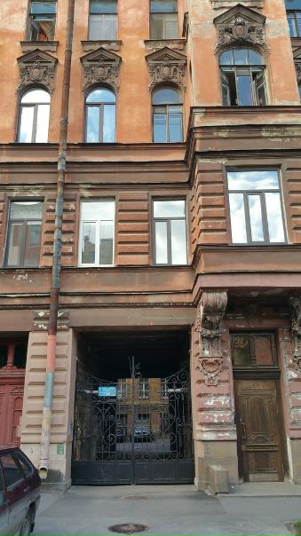 Адрес: Санкт-Петербург адм.ц., Санкт-Петербург г.<br>Василеостровский, 12-я Линия, 11<br>Метро: Василеостровская (пеш 10м)<br>Кол.комнат: 2<br>Тип сделки: Прямая продажа<br>Цена: 5 050 000 Цена действительна только до Нового года!<br>Cобственность: собств.: Частная<br>Планировка: Изолированная<br>Площади: 2к, общая 53.70, жилая 26.80, кух. 8.90, прих. 0.00, кор. 0.00, Изолированная, пл.комн. 14.3+12.5<br>Здание: Кирпичный, (г.п. 1901, кап.р. 1960)<br>Этаж: этаж 5/5, потолок 3.30м, лифт<br>Санузел: Раздельный<br>Балкон: Нет<br>Пол: Паркет<br>Ремонт: Требуется<br>Ванна: Отдельная<br>Гор.вода: Теплоцентр<br>Мусоропровод: Нет<br>Вход: С улицы<br>Вид из окон: Во двор<br>Плита: газовая<br>Примечания: Продается двухкомнатная квартира у метро Василеостровская, 10 мин.пешком. квартира с обременением ипотекой. Свое парковочное место в охранаяемом дворе. Новые лифты. Рядом с парадной детская площадка. Парадная после косметического ремонта. Несущие стены только по периметру, поэтому возможна любая перепанировка на ваш вкус. Есть кладовка. Преимуществом квартиры является также чердачное помещение над квартирой, что еще больше расширяет ваш потенциал перепланировки и увеличения используемой площади. - фото Фото: Адрес: Санкт-Петербург адм.ц., Санкт-Петербург г.<br>Василеостровский, 12-я Линия, 11<br>Метро: Василеостровская (пеш 10м)<br>Кол.комнат: 2<br>Тип сделки: Прямая продажа<br>Цена: 5 050 000 Цена действительна только до Нового года!<br>Cобственность: собств.: Частная<br>Планировка: Изолированная<br>Площади: 2к, общая 53.70, жилая 26.80, кух. 8.90, прих. 0.00, кор. 0.00, Изолированная, пл.комн. 14.3+12.5<br>Здание: Кирпичный, (г.п. 1901, кап.р. 1960)<br>Этаж: этаж 5/5, потолок 3.30м, лифт<br>Санузел: Раздельный<br>Балкон: Нет<br>Пол: Паркет<br>Ремонт: Требуется<br>Ванна: Отдельная<br>Гор.вода: Теплоцентр<br>Мусоропровод: Нет<br>Вход: С улицы<br>Вид из окон: Во двор<br>Плита: газовая<br>Примечания: Продается двухкомнатная квартира у метро Василеостровская, 10 мин.пешком. квартира с обременением ипотекой. Свое парковочное место в охранаяемом дворе. Новые лифты. Рядом с парадной детская площадка. Парадная после косметического ремонта. Несущие стены только по периметру, поэтому возможна любая перепанировка на ваш вкус. Есть кладовка. Преимуществом квартиры является также чердачное помещение над квартирой, что еще больше расширяет ваш потенциал перепланировки и увеличения используемой площади.