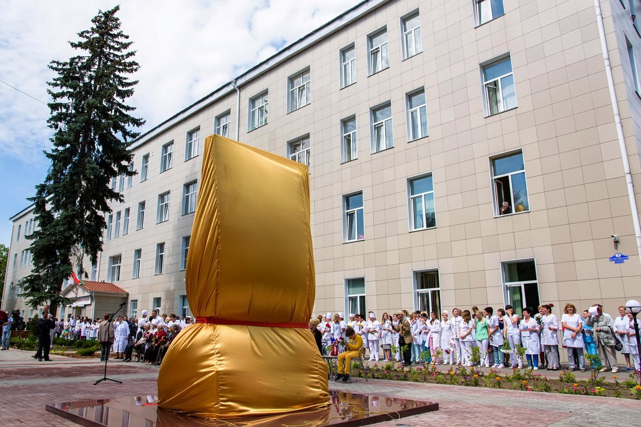 Монумент фронтовому хирургу торжественно открыли в Калуге Монумент фронтовому хирургу торжественно открыли в Калуге